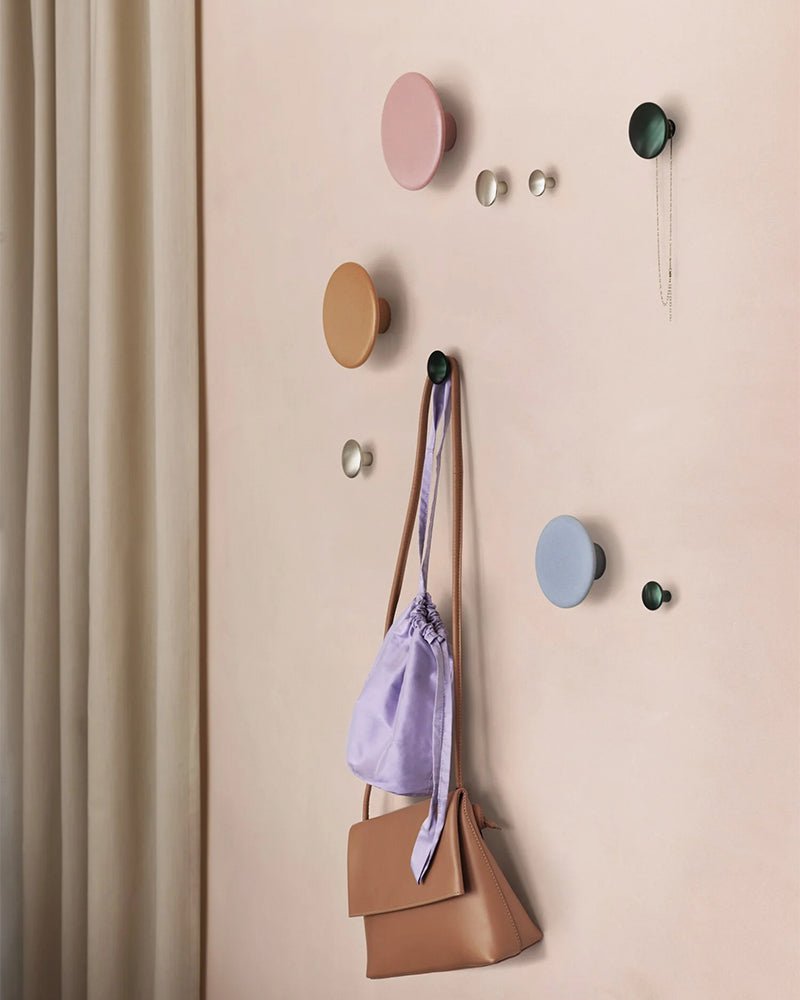 Dots knag i orange egetræ Ø17 fra Muuto til vægmontering, frisørudstyr og salonmøbler